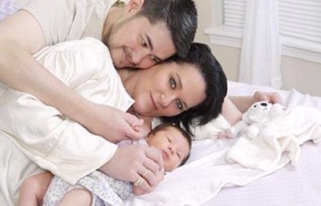 Хүхэд төрүүлсэн анхны эрэгтэй эхнэрээсээ сална