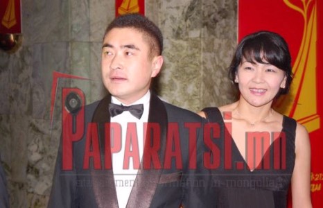 Хөтлөгч Ганбаяр анх удаа эхнэртэйгээ