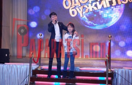 “Ододтой бүжиглэе” шоуг өнгөлсөн дуучин Б.Болдбаатар охинтойгоо хамтран дуулжээ