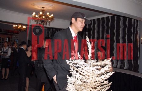  Хүндэтгэлийн цэнгүүнд ч Шараваа “саравчтай малгайтайгаа”