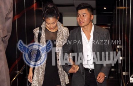 Найз охиноо дүү шигээ халамжилдаг Амгаа