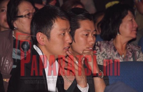 П.Баярцэнгэл ахтайгаа усны дусал тэм адилхан юм