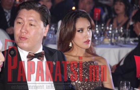  УИХ-гишүүн О.Содбилэг хэзээ мөдгүй төрөх дөхсөн эхнэрээ “Алтан сарнай”-д дагуулан ирлээ