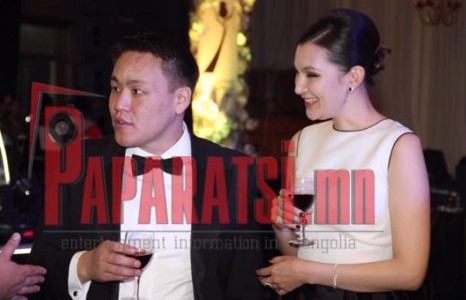  Но-той Н.Номтойбаяр энэ удаа дэгжин охидоор бус эхнэрээрээ гоёлоо