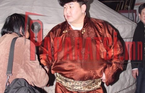 Үндэсний хувцасаар гоёсон аварга “Болор цом”-д саатлаа