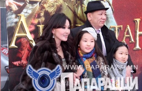 Б.Шүүдэрцэцэг гэр бүлийн хамт