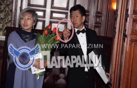 С.Баттулга эхнэрээрээ гангарав.