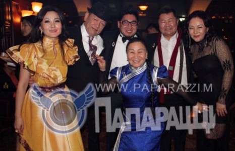 А.Цэгмид урлагийг яасан ч орхихгүй. 