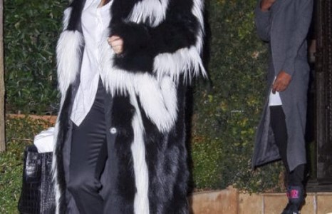 Ким Кардашиан хөл хүнд болжээ