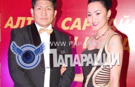 Хөтлөгч Г.Гэрлээ нөхрийн хамт