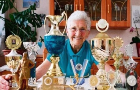 Гандан буурдаггүй эмээ…