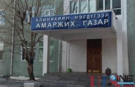 Дөнгөж төрсөн нярайг эмч нь “паар” мөргүүлжээ