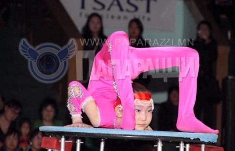 Зохиолын дуучид тусламжийн гараа сунгалаа