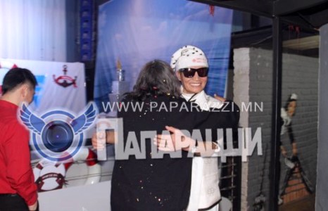 Түүнийг хүндлэхгүй байхын аргагүй.