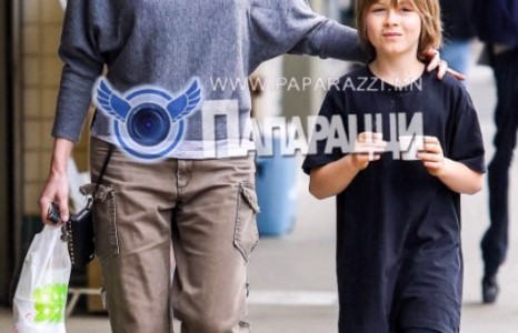 ШЭРОН СТОУН ХҮҮТЭЙГЭЭ ЗУГААЛЖ ЯВНА