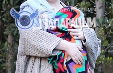  АДЕЛЬ ХҮҮТЭЙГЭЭ ЗУГААЛЖ ЯВНА