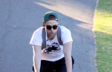  РОБЕРТ ПАТТИНСОН УНАДАГ ДУГУЙГААР ХАМГААЛАЛТЫН МАЛГАЙГҮЙ ЗУГААЛЖЭЭ