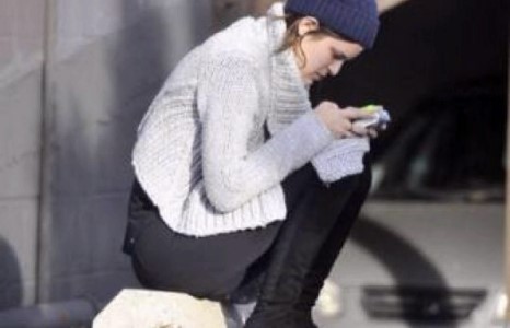  Брюс Уиллисын охид яг архаг тамхичид шиг байна