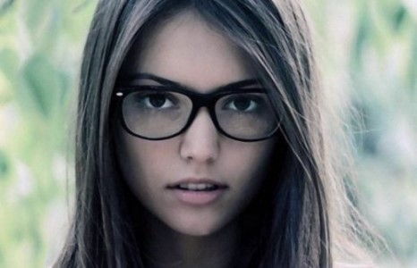 Нүдний шилтэй тачаангүй охид