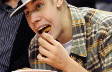 ЖАСТИН БИБЕР МОСКВАД ӨӨРИЙГ НЬ БАЙХ ҮЕЭР 15 НЭР ТӨРЛИЙН ЧИХЭР ТАВИХИЙГ ШААРДЖЭЭ