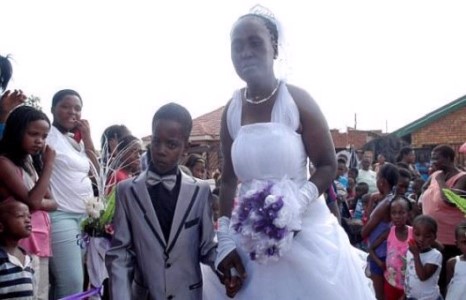 Найман настай хүүг 60 гарсан эмэгтэйтэй гэрлүүлжээ