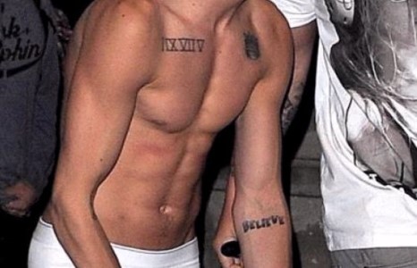 Жастин юу, яаж ”өмсчихөө” вэ