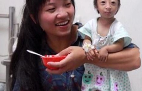 Дэлхийн хамгийн бяцхан 3 настай охин