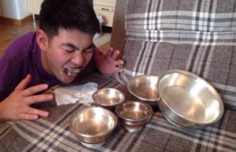 Жүжигчин Л.Сөрөлтийн ”төрүүлсэн” мөнгөн аяганууд