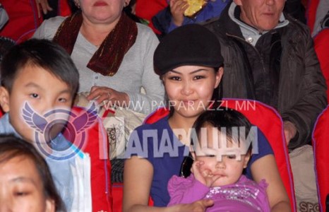 Хөтлөгч Э.Халиун хүүгийн хамт