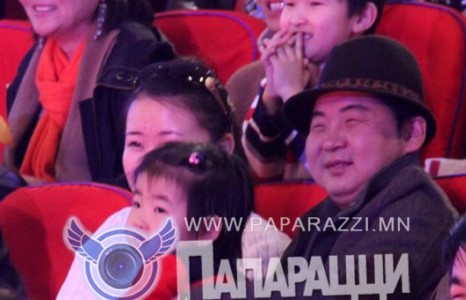 Жүжигчин Д.Батаа гэр бүлийнхээ хамт  