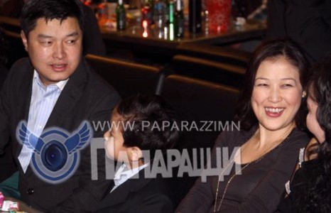 Анх удаа Д.Оюунтүлхүүр гэр бүлийн хамт