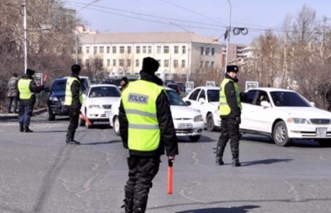 Замын цагдаагийнхан эмэгтэйчүүдийг баярлуулна