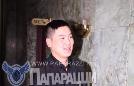 Инээмсэглэсээр л явна ...