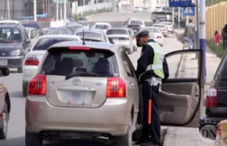 Хохирогч эмэгтэй “Намайг буулгачих л даа” хэмээн уйлж байжээ