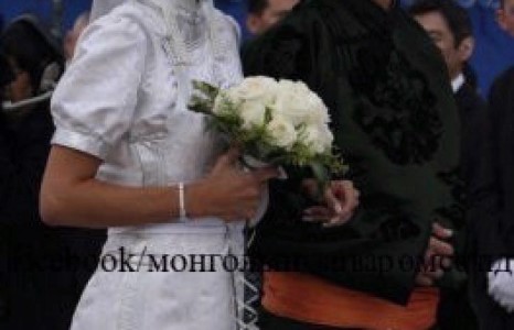 Бүхэл бүтэн хонины үнээр өдрийн зоогоо барьдаг хатагтай