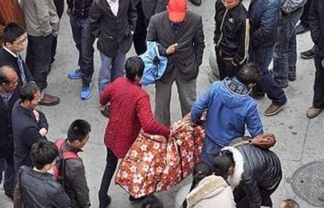 Хүүгийнхээ цогцосыг цүнхэнд нууж яваад баригдлаа