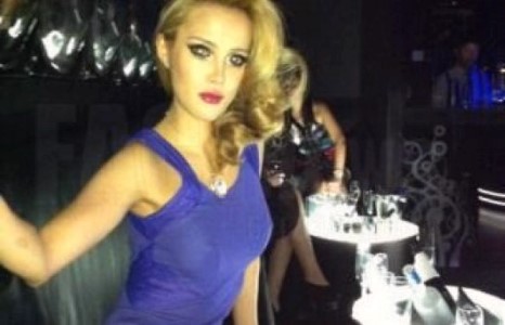 Дуучин Нарагийн секси дүү залуучуудыг хуйлруулж явна