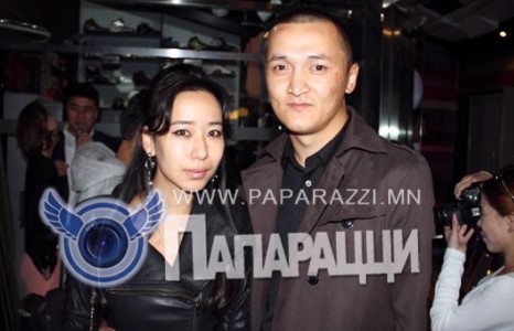 Эсрэг дүрийн дурлал