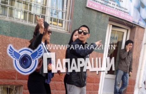 Дуучин Мийгаа эцгийн үүргээс чөлөөлөгдлөө	