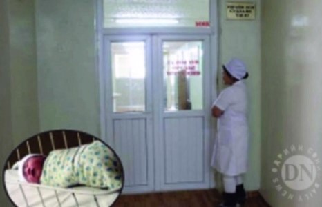 Нярайн ам, хамарт нь ариун цэврийн хэрэглэл, уутны хамт чихэж амийг нь бүрэлгэжээ