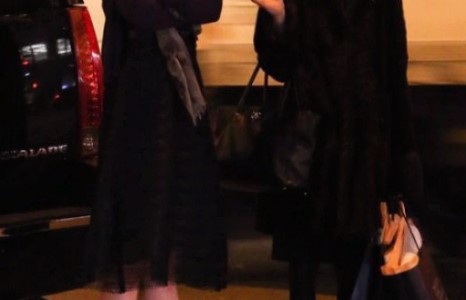 Кэти ХОЛМС НАЙЗ НӨХӨДТЭЙГЭЭ НАРГИЖ ЯВАА НЬ