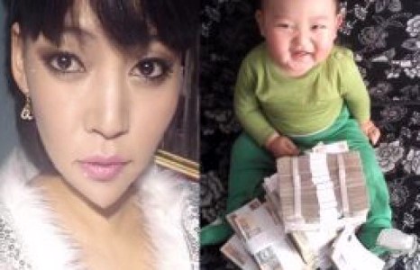 “Шинэ үе” продакшины жүжигчин Мөнхгэрэл хүүгээ мөнгөөр эрхлүүлдэг бололтой