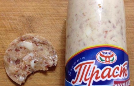 Арай ч дээ, Трастын хиамнаас “Нохойн”-ны соёо гарчээ