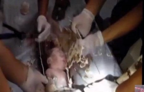  Дөнгөж төрсөн хүүхдээ алахаар завдаж,бохирын хоолойруу хийжээ