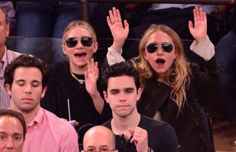 Холливудын ихэр эгч дүүс “Indiana Pacers”-ийг үзжээ