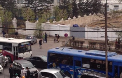 Барилга дээрээс төмөр унаж, автобусны оройг сүлбэлээ