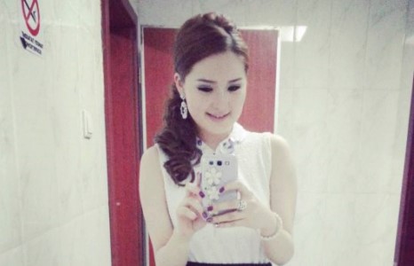 Хуучин нөхөр маань тоолоод барагдахгүй найз охинтой болсон байна лээ,ичдэггүй юм байхдаа?