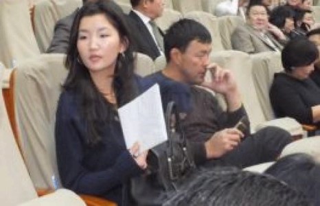 А.Сүхбат аваргийн 21насаар дүү, 3 дахь эхнэр аваргийг араар нь тавьж байгаад баригджээ