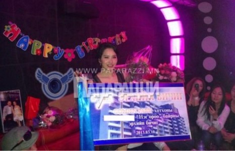 Төрсөн өдрөөрөө 1 өрөө байр бэлгэнд авсан, Гэрлээ хамтлагаасаа хөөгджээ