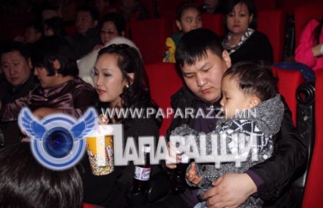 Хайраар бялхсан залуу гэр бүл